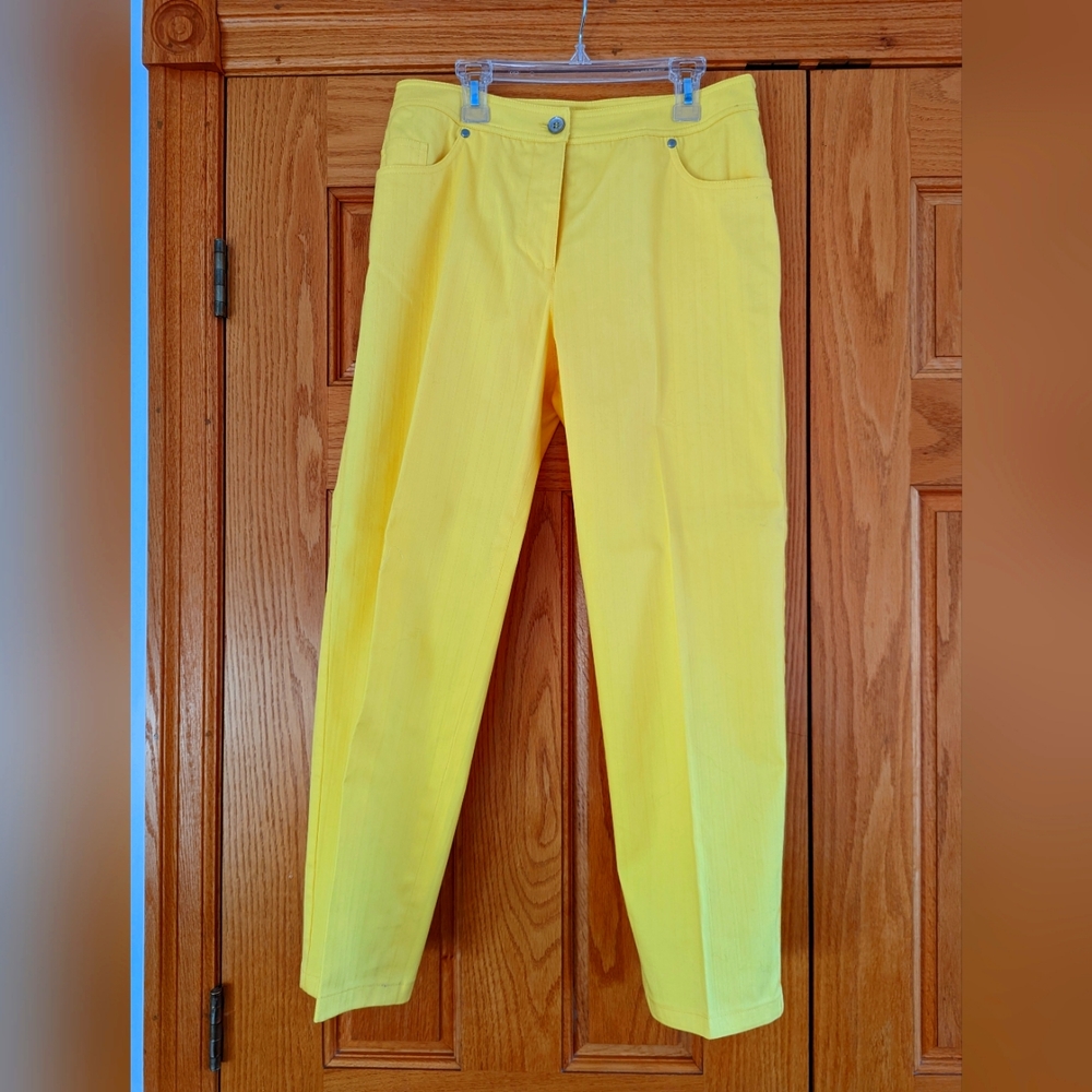 Yellow trousers with back pockets